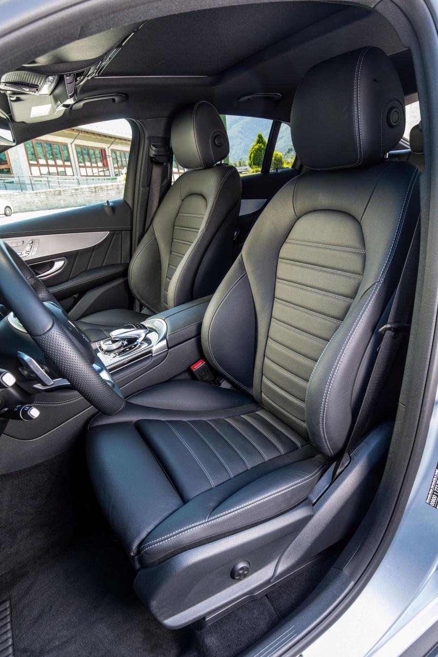 Интерьер Mercedes-Benz GLC300 4Matic AMG Line Coupe 2016 года  (фото 16 из 26)